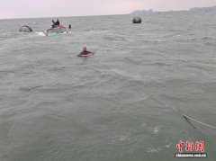 风浪致渔船倾覆 中国海警局南海分局紧急救4人